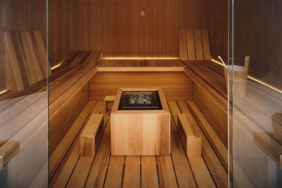 Air sauna with heat-treated aspen wood fittings and teak wood wall